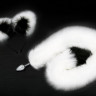 Серебристая анальная пробка с бело-черным хвостиком и ободком-ушками