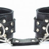 Чёрные наручники  из кожи с пряжкой 