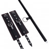 Черная распорка для ног с кожаными манжетами