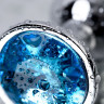 Серебристая конусовидная анальная пробка с голубым кристаллом - 7 см. 