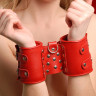 Широкие красные кожаные наручники