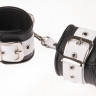 Чёрно-белые кожаные наручники с ремешком с двумя карабинами
