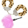 Эротический набор: леопардовые наручники и розовая пуховка