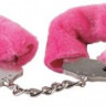 Розовые меховые наручники в комплекте с ключами