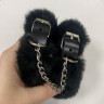 Черные наручники на цепи с меховой опушкой Черные наручники на цепи с меховой опушкой