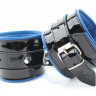 Чёрные лаковые наручники с синим подкладом